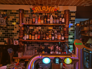 Bar met flessen sterke drank in tiki-thema