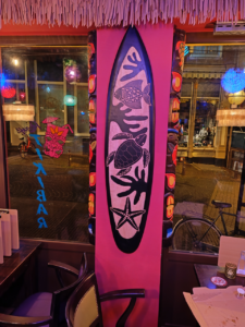 Surfplank tegen roze pilaar